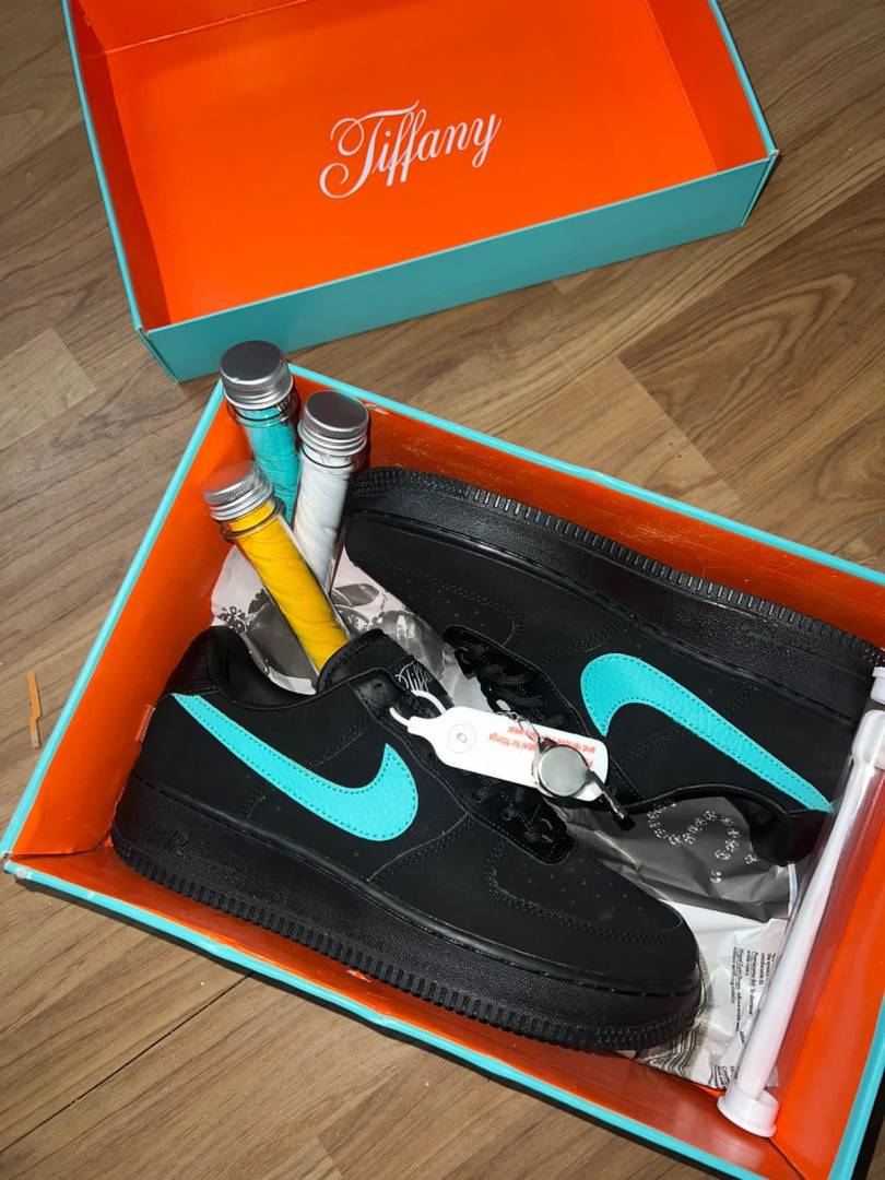 Nik_e Airforce 1 Low Tiffany Black Semi UA