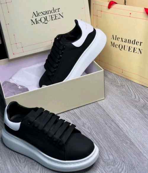 Alexandar McQueen Black White Premium Packing