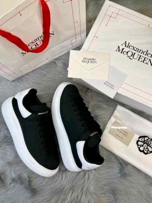 Alexandar McQueen Black White Premium Packing