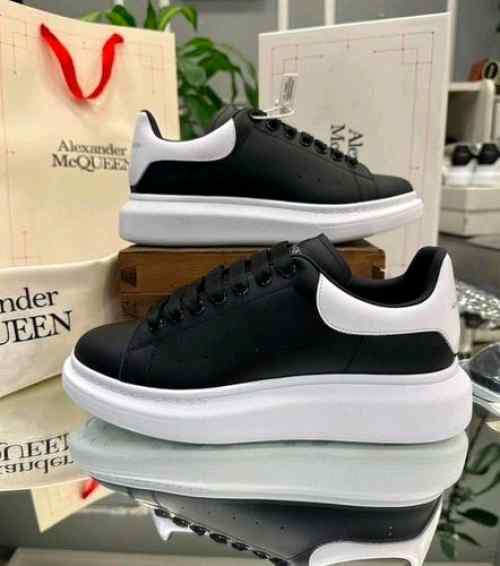 Alexandar McQueen Black White Premium Packing